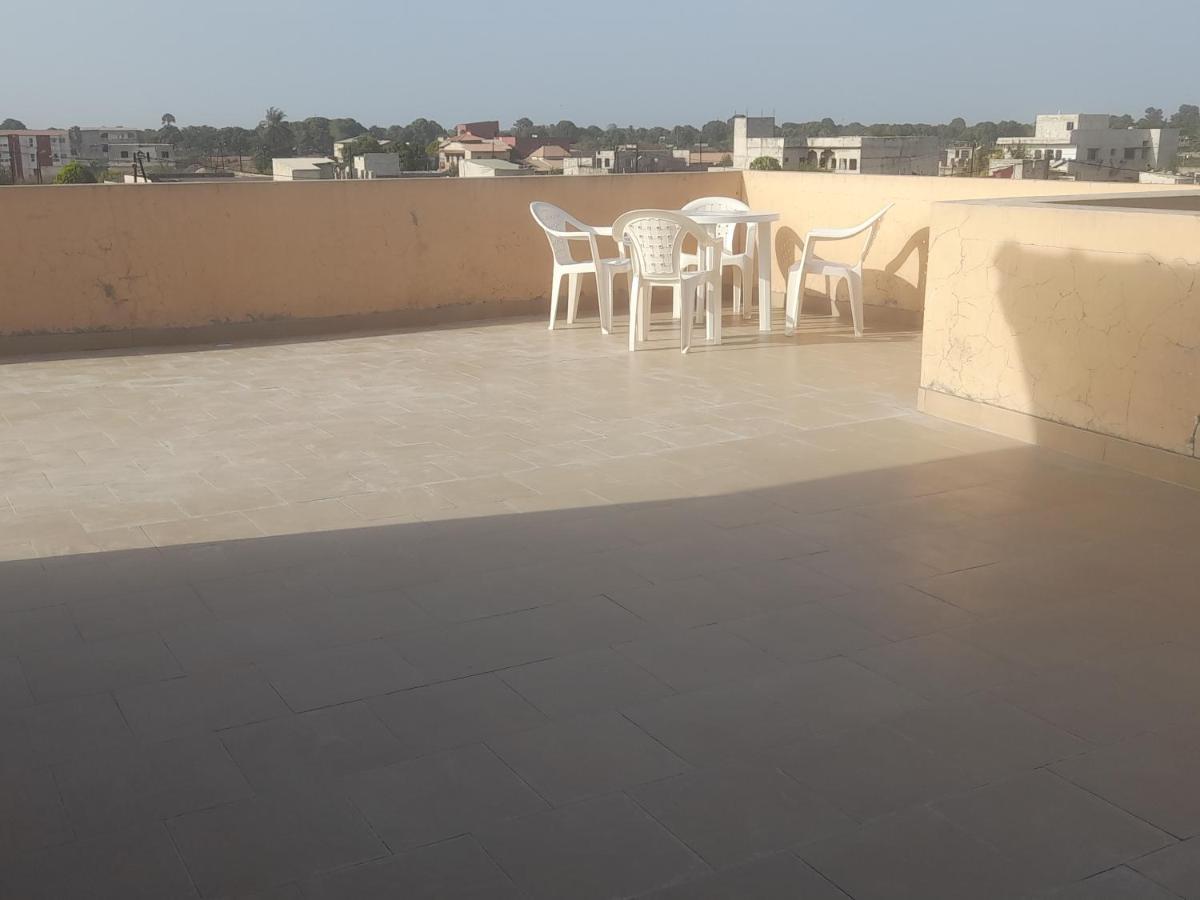 Appartement Familial Spacieux Avec Climatisation Ziguinchor Eksteriør billede