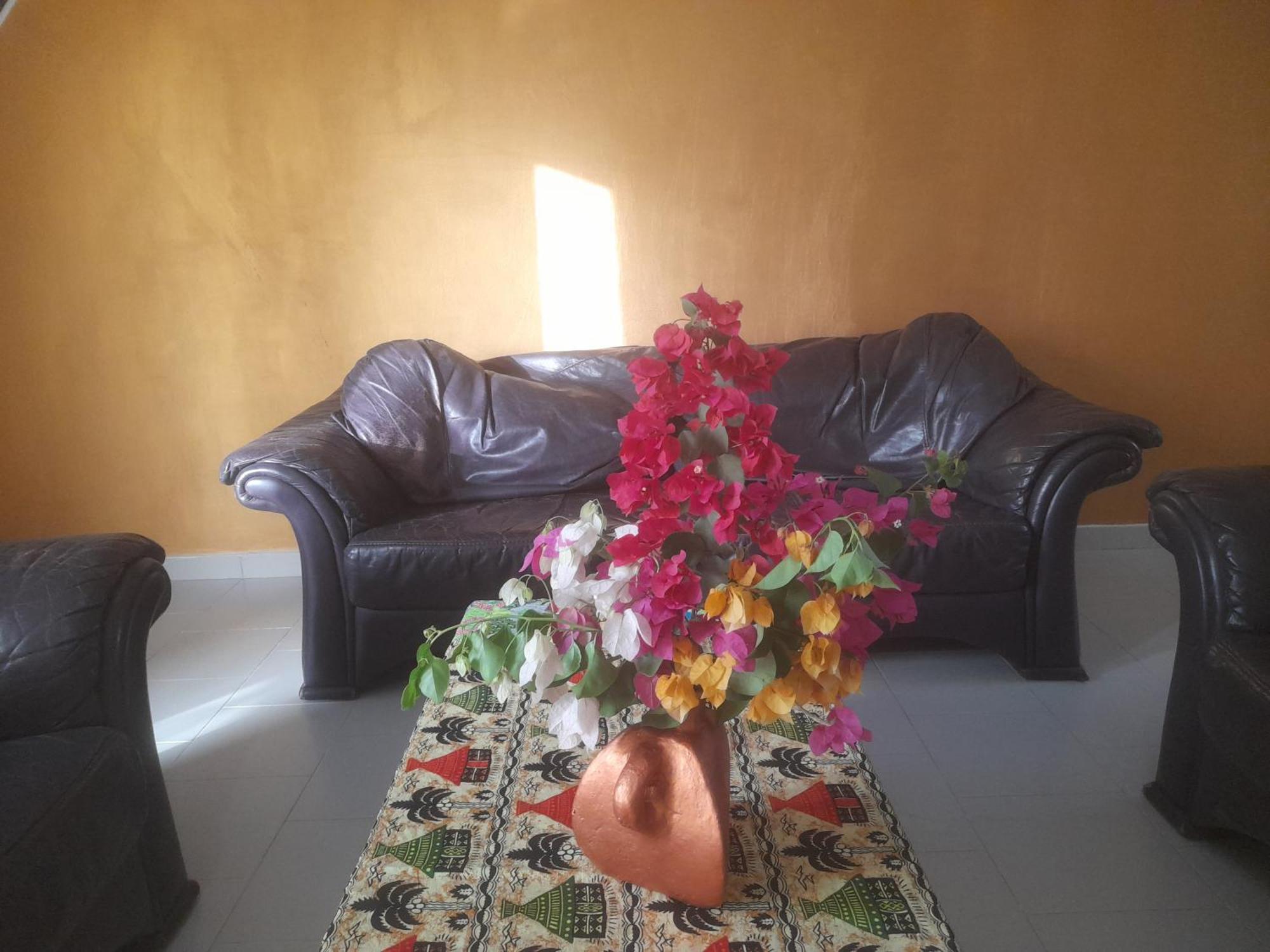 Appartement Familial Spacieux Avec Climatisation Ziguinchor Eksteriør billede