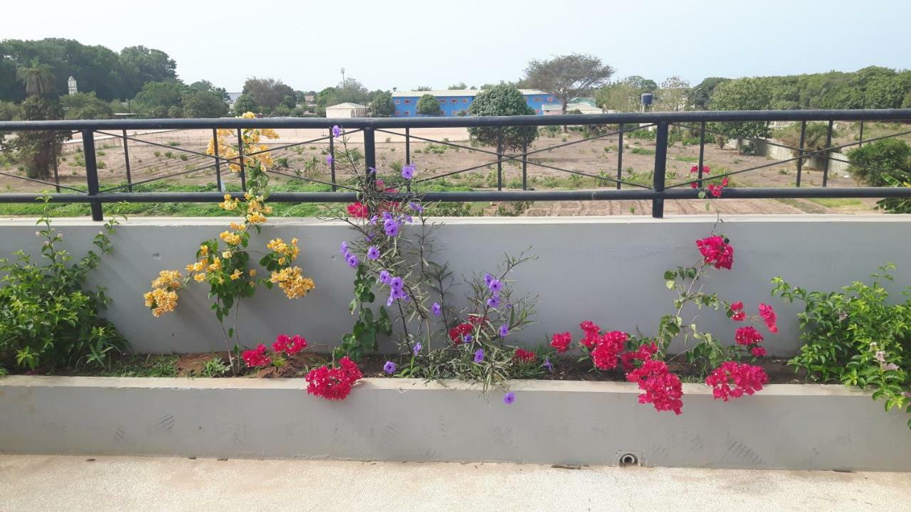 Appartement Familial Spacieux Avec Climatisation Ziguinchor Eksteriør billede